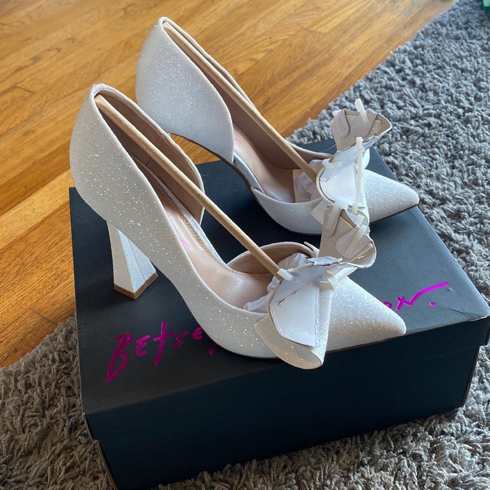 NWT Betsey Johnson Nobble Ivory Bow Glitter Pointed Pumps size 8 - Picture 5 of 16